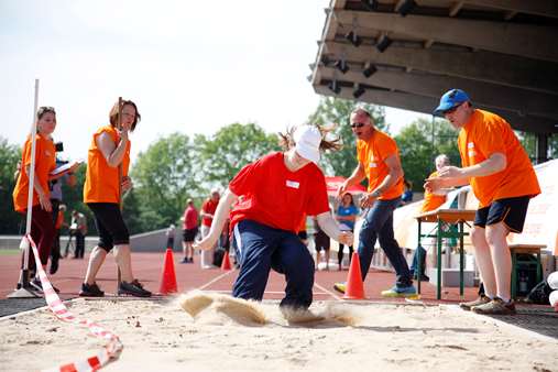 GSK Mitarbeitende helfen beim OrangeDay