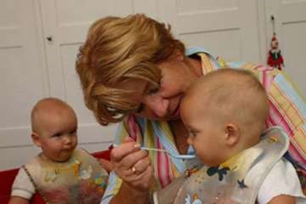 Wellcome Programm Frau füttert Kinder