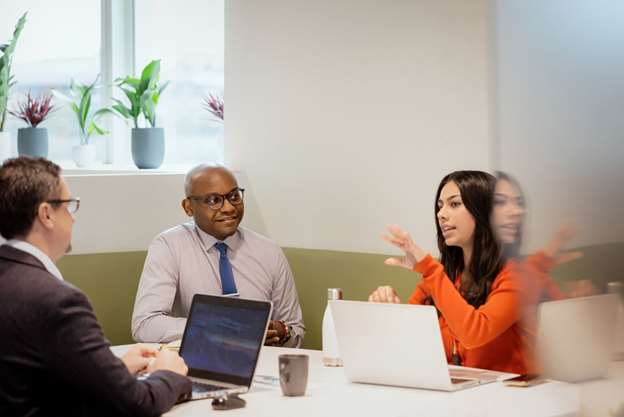 Drei Menschen halten ein Meeting