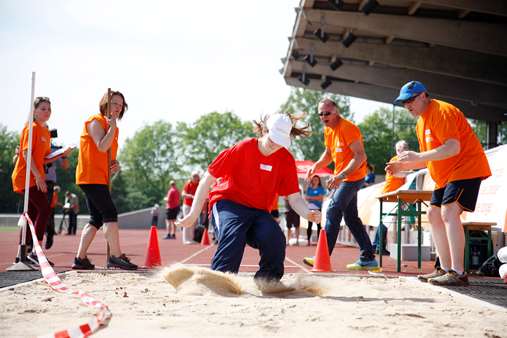 GSK Mitarbeitende helfen beim OrangeDay